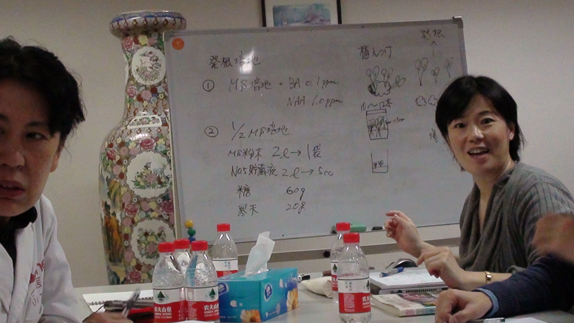 2017年8月日本农科专家远渡重洋赴辽宁由纪生物科技传授草莓脱毒组培技术